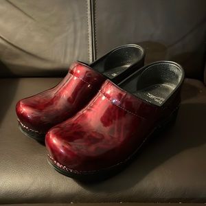 Dansko Marbled Red Shiny Clogs